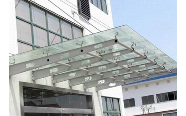 玻璃雨棚在现代建设中发挥着重要的作用